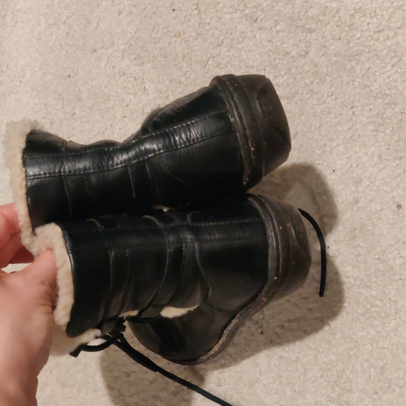 UGG Caspia Boots Black Leather Lined Lace Up Women's Size 8 Booties 1932 - Picture 3 of 12